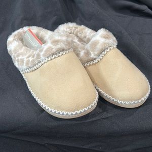 NIB - Size 6 Indoor Slipper